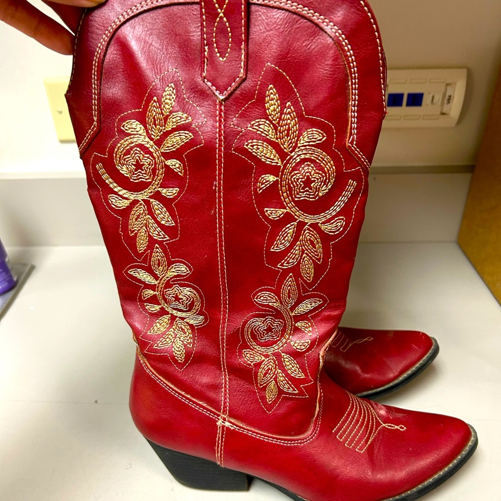 RAMPAGE red/gold stitched women’s cowboy boots 8.5